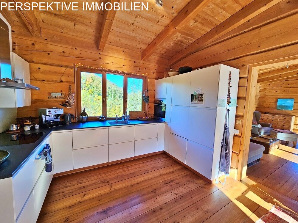 Einfamilien-Naturstammhaus mit 2 Einliegerwohnungen 