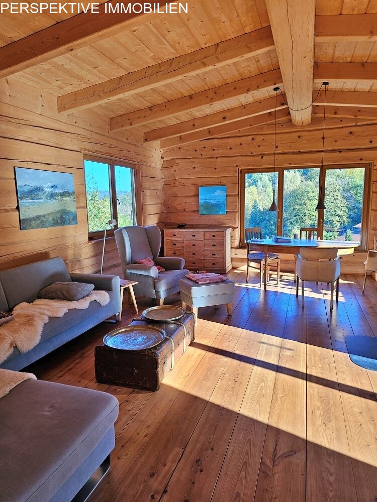 Einfamilien-Naturstammhaus mit 2 Einliegerwohnungen 