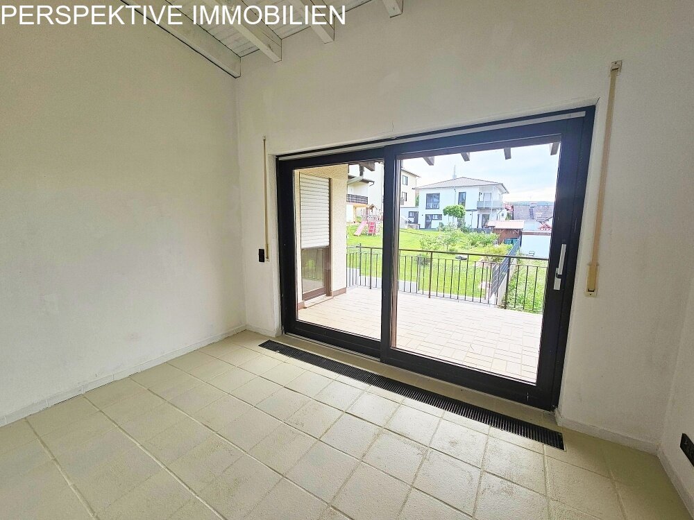 Solides Architektenhaus mit 2 Wohnungen und Blick über Bad König