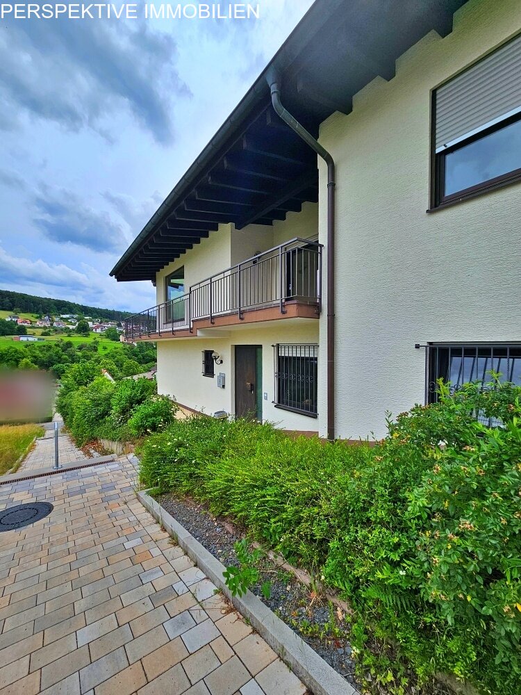 Solides Architektenhaus mit 2 Wohnungen und Blick über Bad König