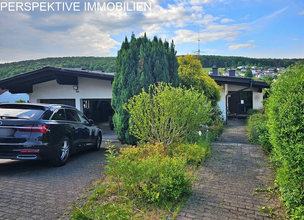 Solides Architektenhaus mit 2 Wohnungen und Blick über Bad König