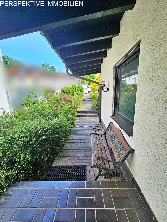 Solides Architektenhaus mit 2 Wohnungen und Blick über Bad König