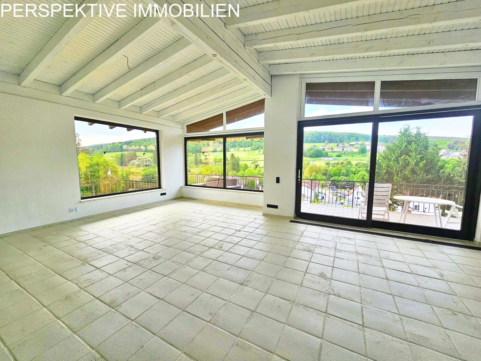 Solides Architektenhaus mit 2 Wohnungen und Blick über Bad König