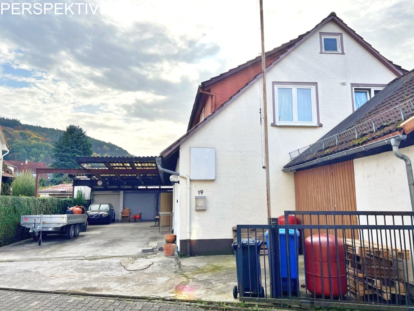Einfamilienhaus mit Lagerräumen, Halle, Werkstatt etc.