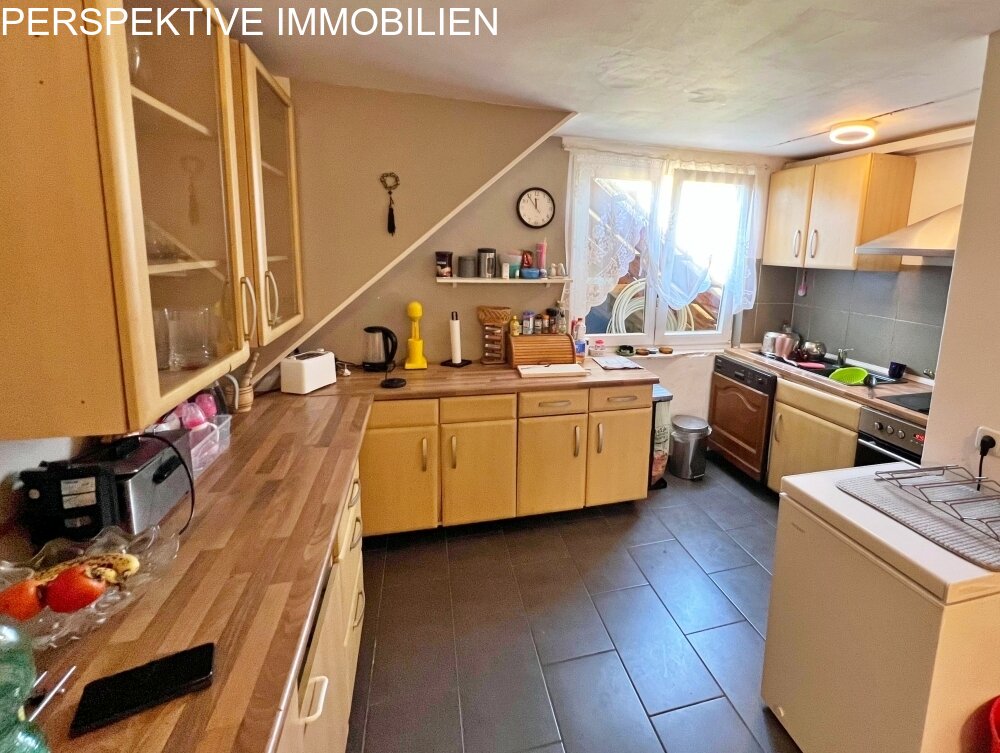 Einfamilienhaus mit Lagerräumen, Halle, Werkstatt etc.