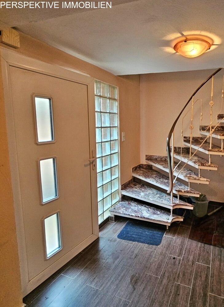 Ländliches Anwesen - EFH mit Scheune und Nebengebäuden