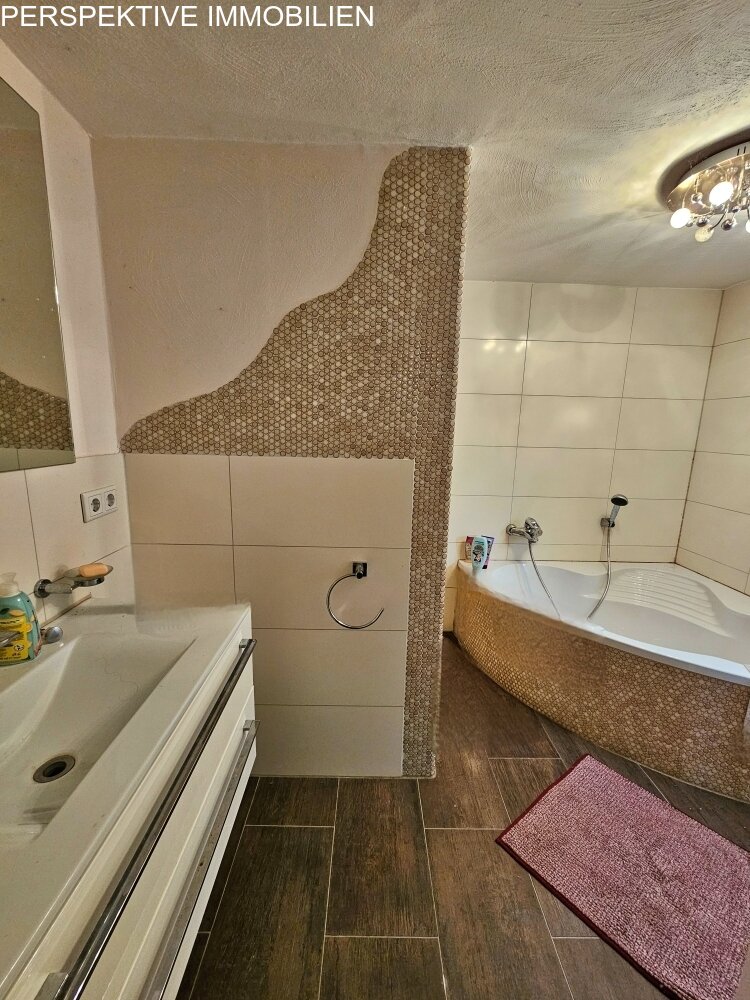 Ländliches Anwesen - EFH mit Scheune und Nebengebäuden