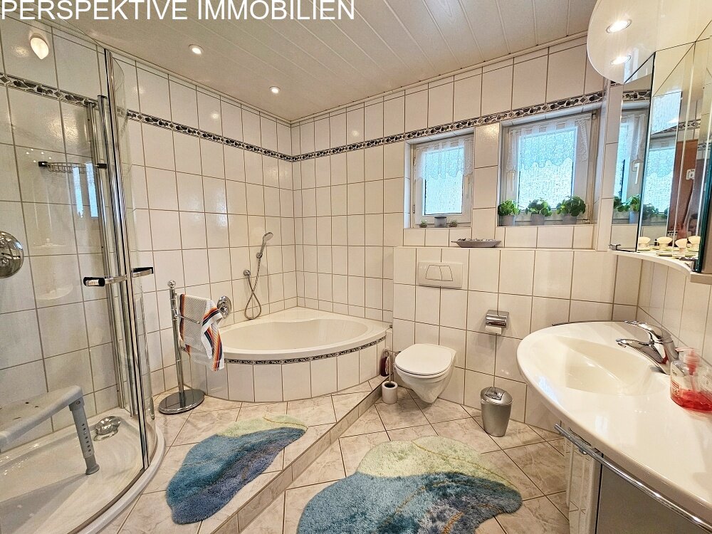 Geräumiges Ein- bis Zweifamilienhaus in zentraler Lage von Höchst i. Odw.