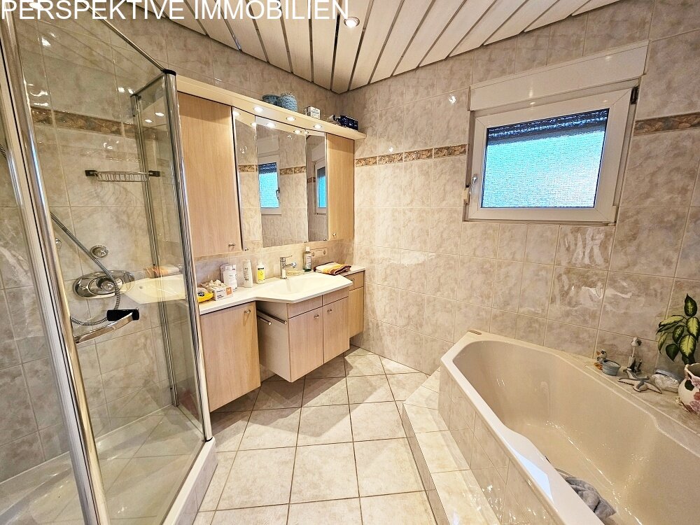 Traumhaftes Zweifamilienhaus mit Wohlfühl-Garten