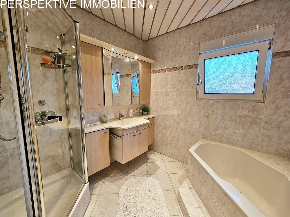 Traumhaftes Zweifamilienhaus mit Wohlfühl-Garten