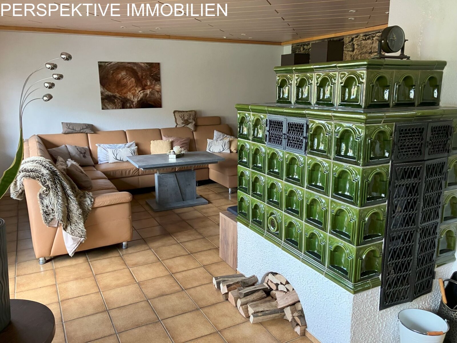 Wohnzimmer mit Kachelofen c
