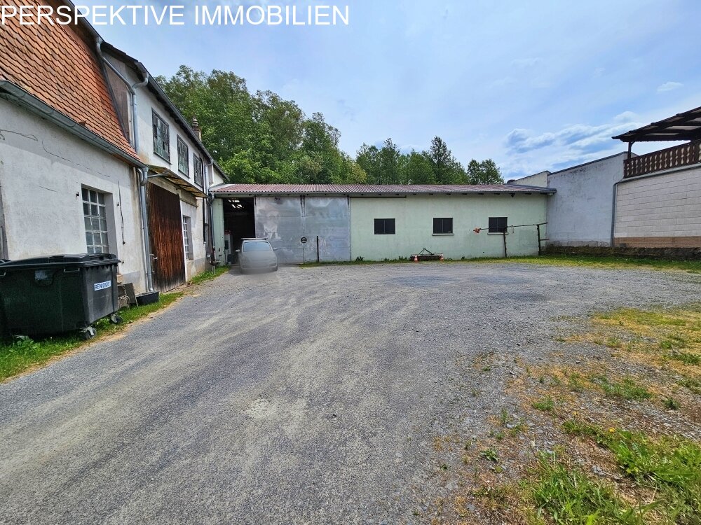 Halle und Parkplatz Halle und Parkplatz
